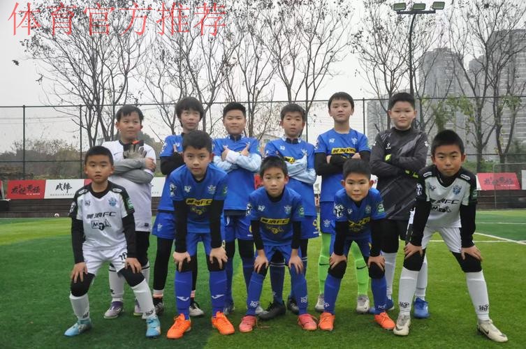 足记联队走进白龙潭小学 足球少年迎来足球场捐赠