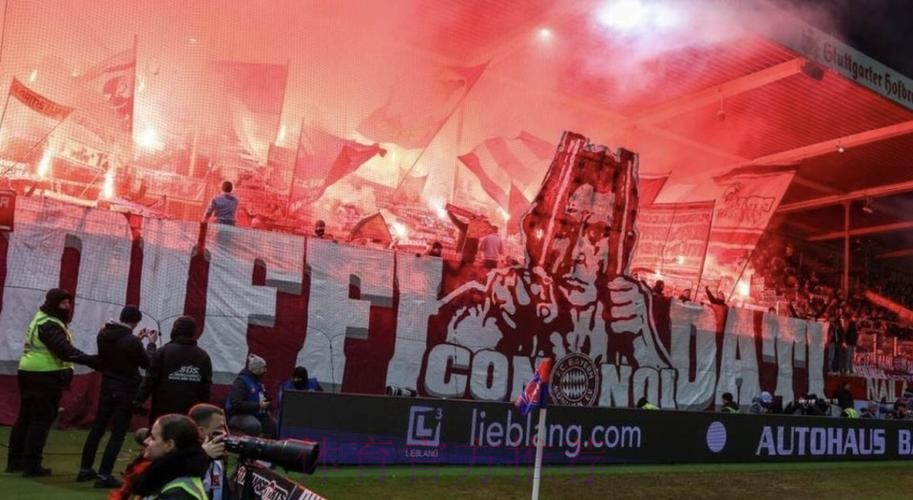 拜仁严惩烟火行为并关闭南看台,球迷俱乐部怒批极端球迷 拜仁严惩烟火行为并关闭南看台,球迷俱乐部怒批极端球迷