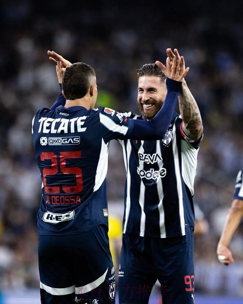 纪念百球里程碑 老弗爷向拉莫斯送上特制球衣